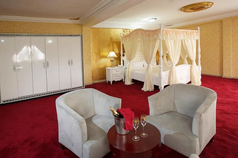 Executive Suite - Photo 10