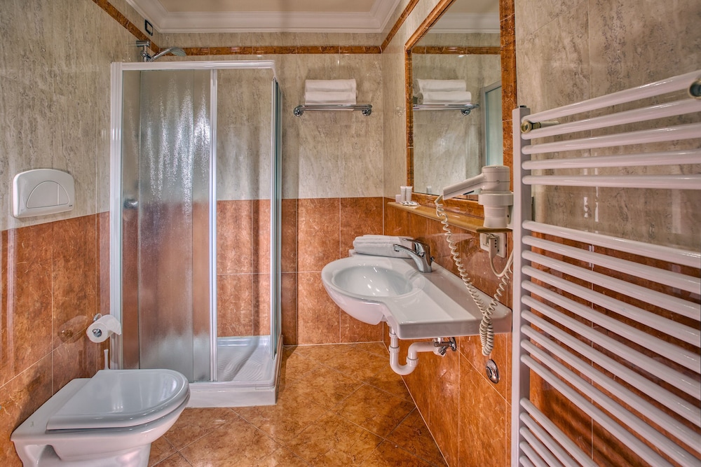 Superior Double or Twin Room - Photo 12