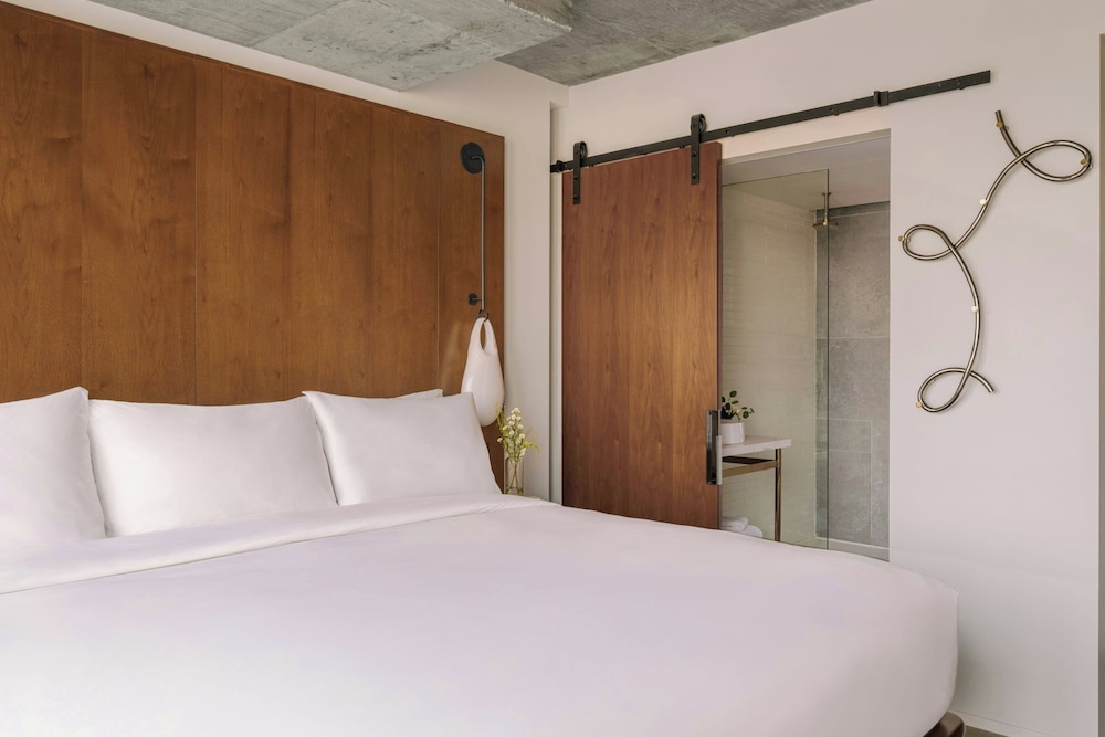 Room, 1 King Bed, Balcony, City View photo 2