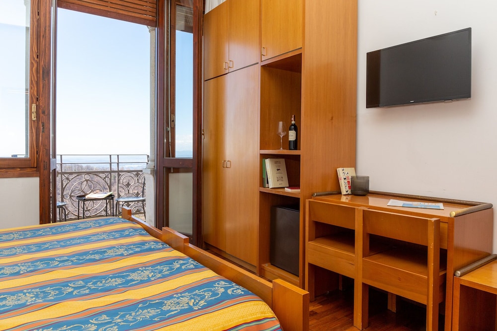 Deluxe Room, 1 Queen Bed, Lake View, Tower photo 1