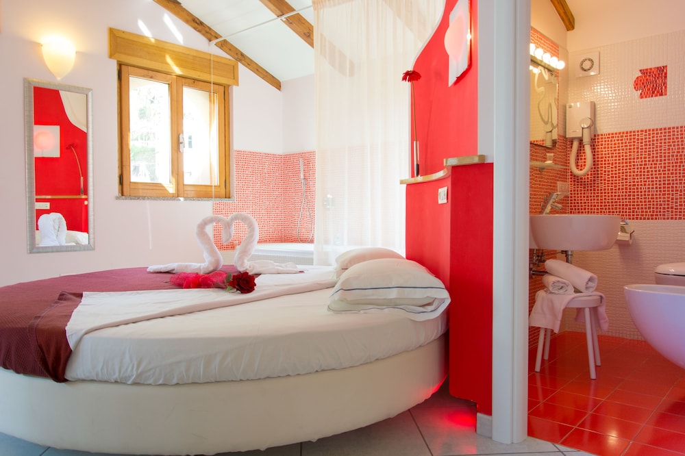 Deluxe Room, 1 Double Bed, Hot Tub photo 1