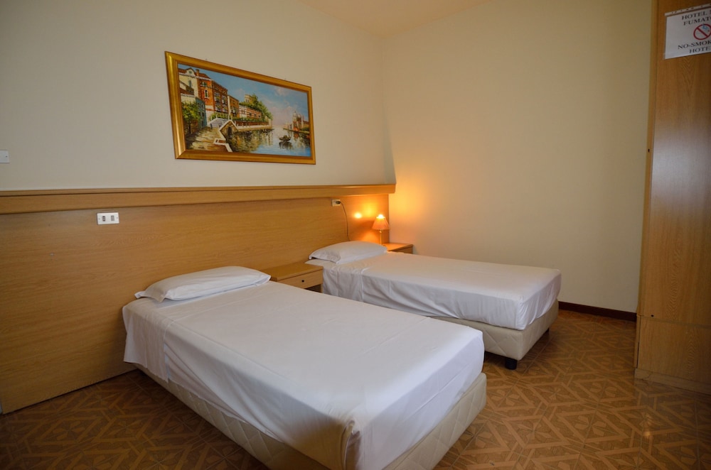Classic Double or Twin Room - Photo 8