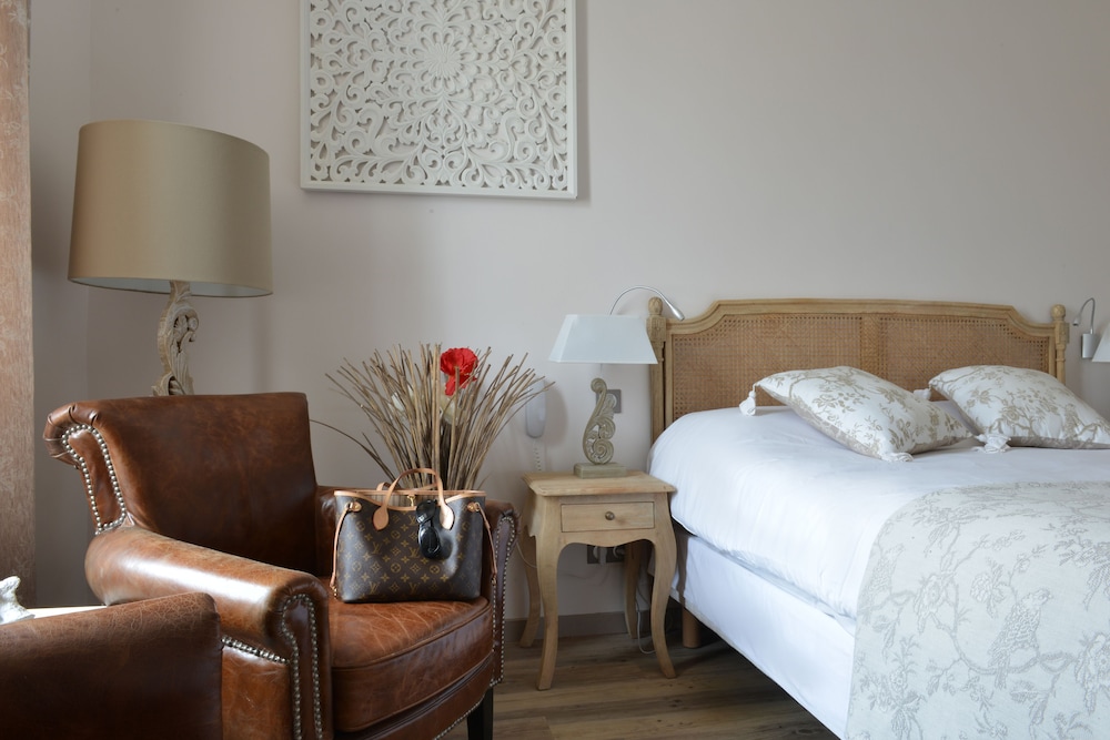 Deluxe Double Room, Pool Access photo 2