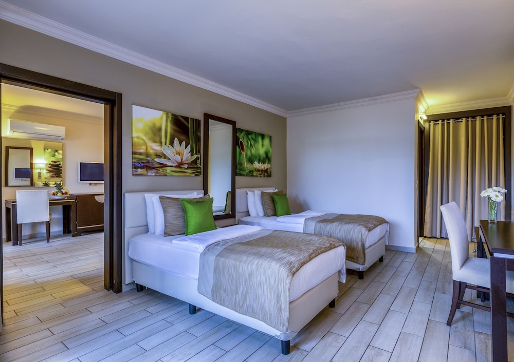 Family Room, 2 Bedrooms, Garden View