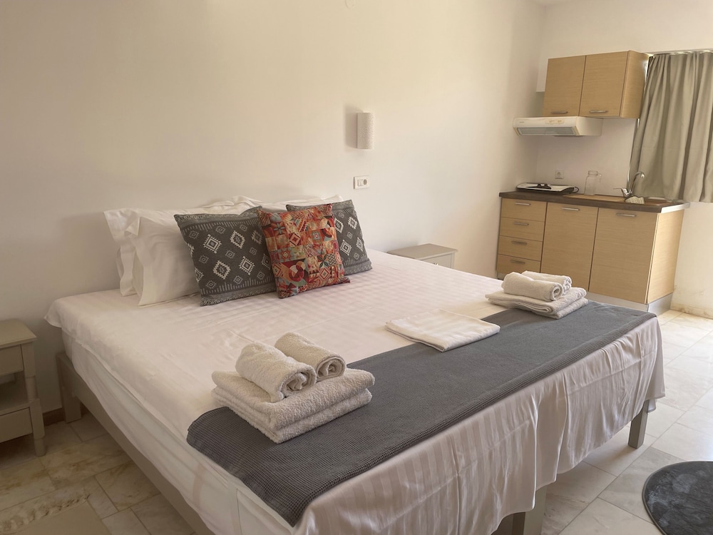Deluxe Room, 1 King Bed, Patio, Courtyard Area photo 2