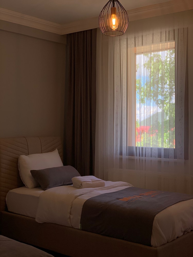 Lake View King Suite photo 3