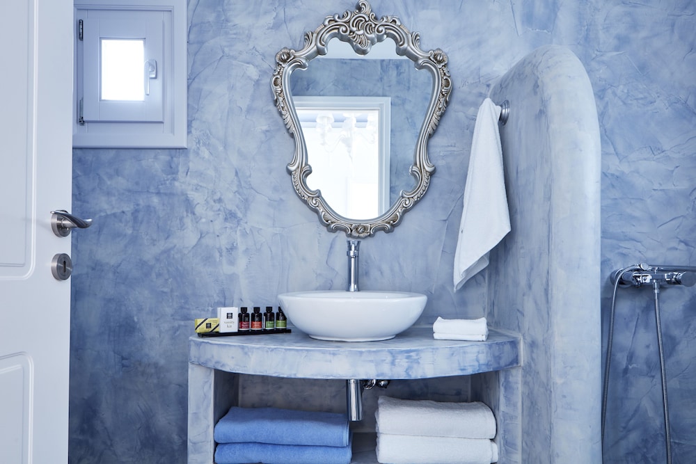 Romantic Suite (with Private Outdoor Jacuzzi)
