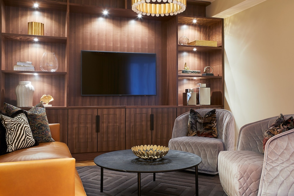 Suite (Bank Director) photo 1