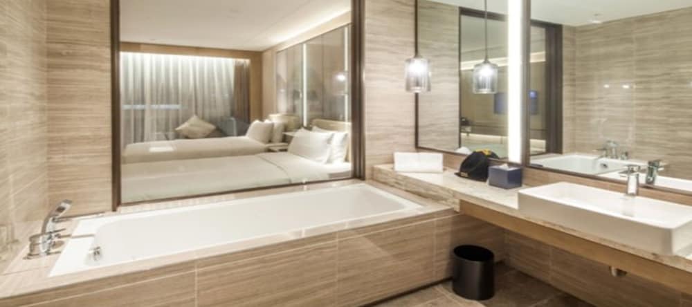 Deluxe King Room - Photo 5