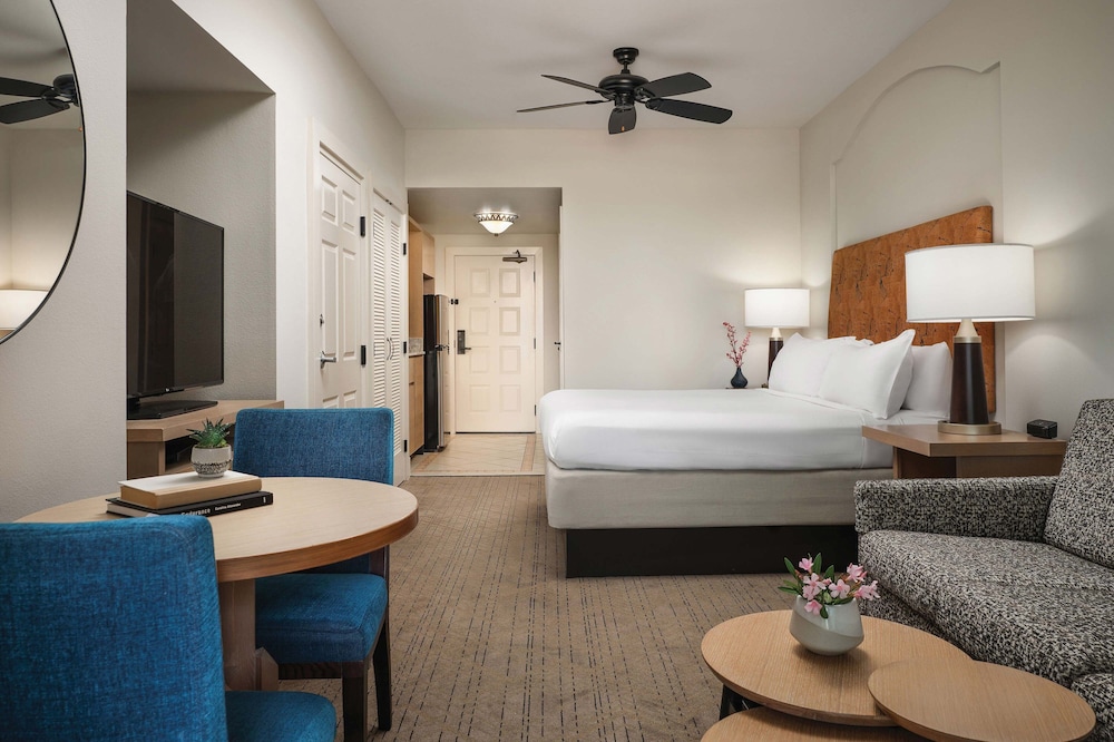 Room, 1 King Bed with Sofa bed, Balcony (Hearing Accessible) photo 2