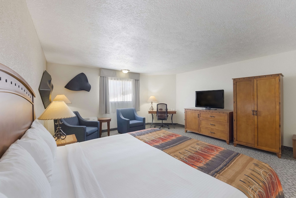 Executive Room, 1 King Bed, Non Smoking, Refrigerator photo 1