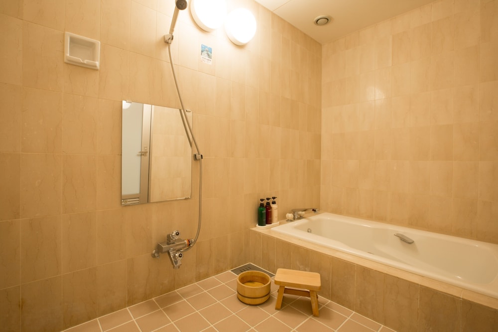 Sakura Japanese and Western Family room (with Tatami area, 2 Beds & 2 Futon) - Photo 4