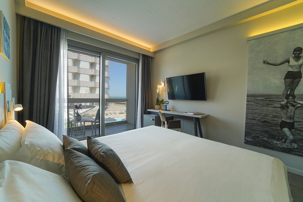 Executive Double Room Single Use, Partial Sea View - Photo 1