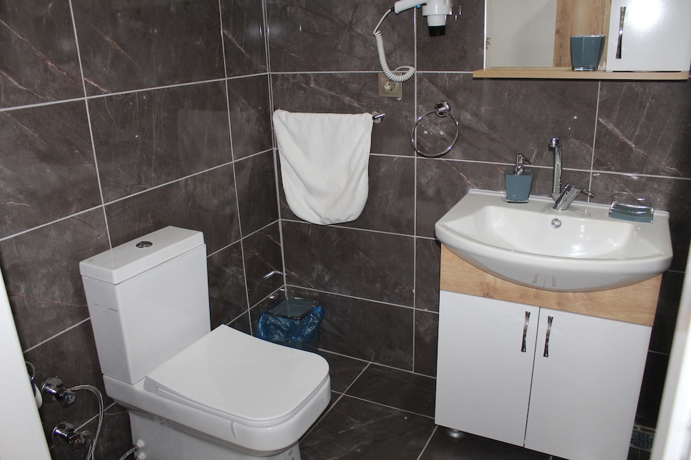 Economy Room, 1 Double Bed, Non Smoking, Partial Sea View photo 3