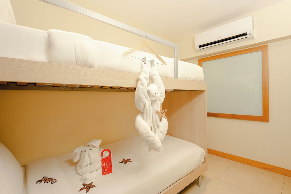 Family Room, Kitchenette (Forest Facing) photo 2