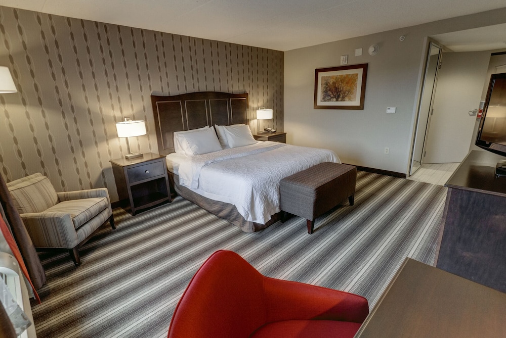 One King Bed, Non-Smoking, Accessible photo 2