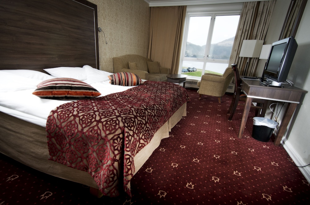 Standard Double or Twin Room, Partial Lake View photo 3