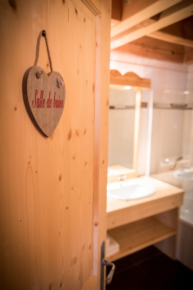 Deluxe Double Room, Pool Access, Mountain View photo 2