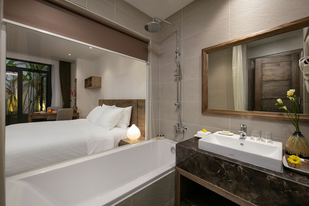 Deluxe Studio, 1 King Bed, Kitchenette, Courtyard View photo 2