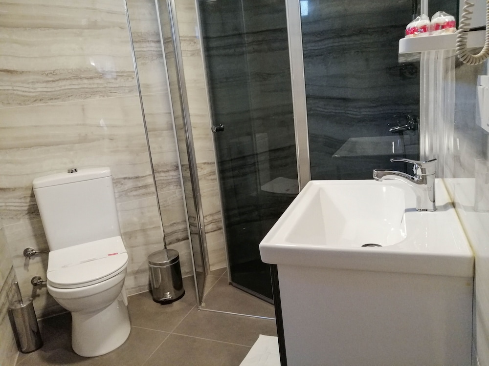 Standard Twin Room - Photo 6