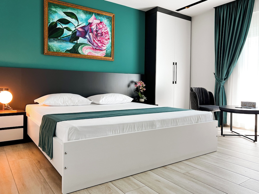 Deluxe Double Room, Partial Lake View