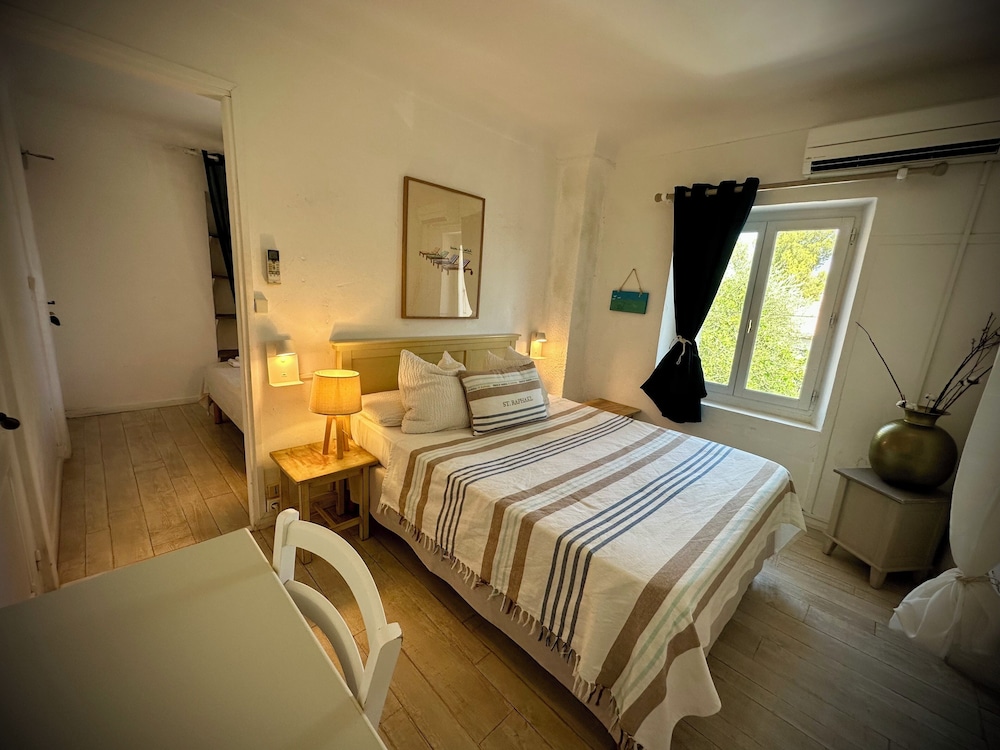 Family Room, 1 Queen Bed with Sofa bed (with Air Conditioning)