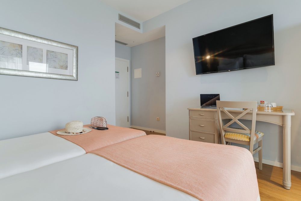 Twin Room (Promenade) - Photo 4