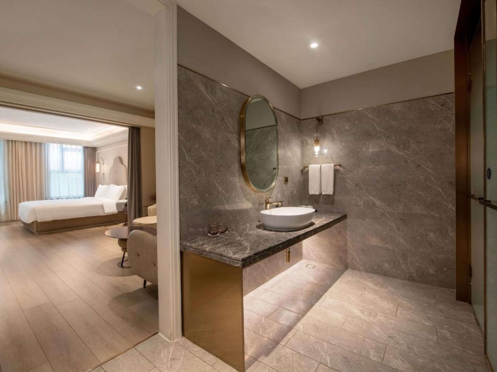 Deluxe Suite, 1 King Bed photo 1
