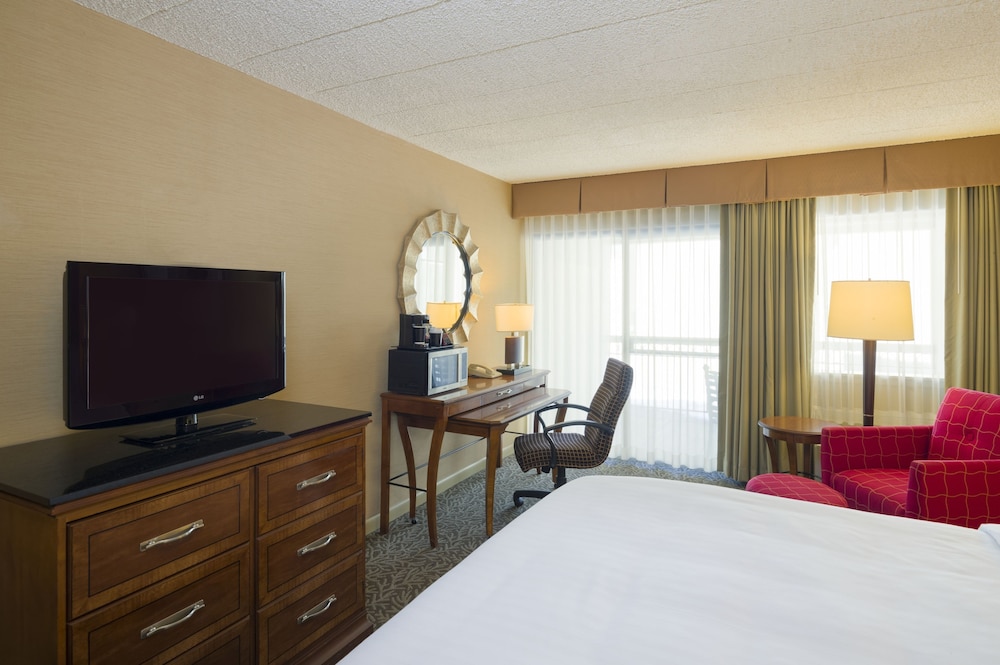 Club Room, 1 King Bed, Balcony - Photo 1