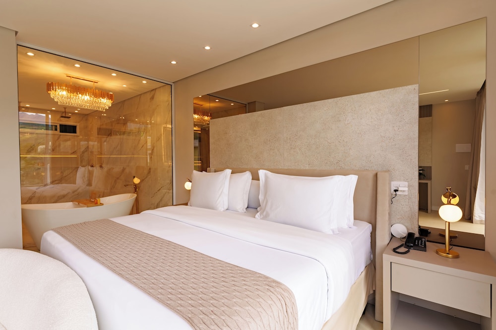 Romantic Suite, Bathtub, Resort View photo 3