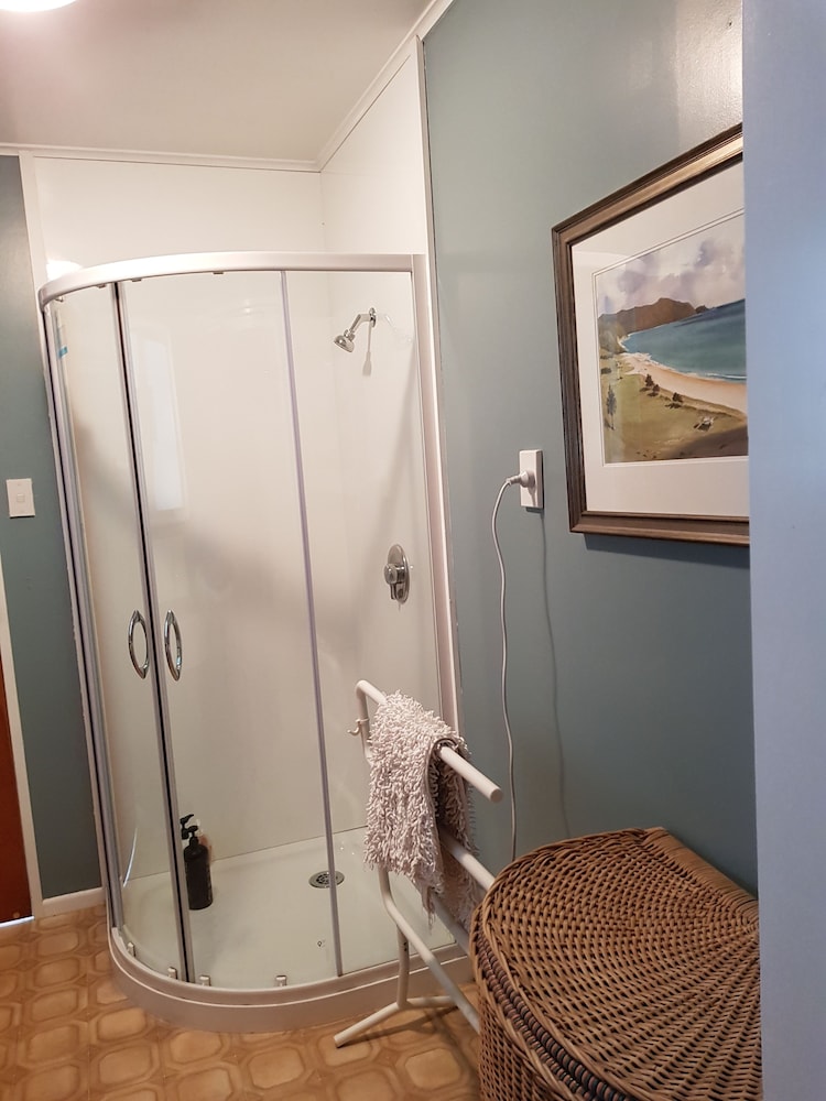 Standard Room, Non Smoking, Shared Bathroom (4 Bedroom Retreat) photo 2