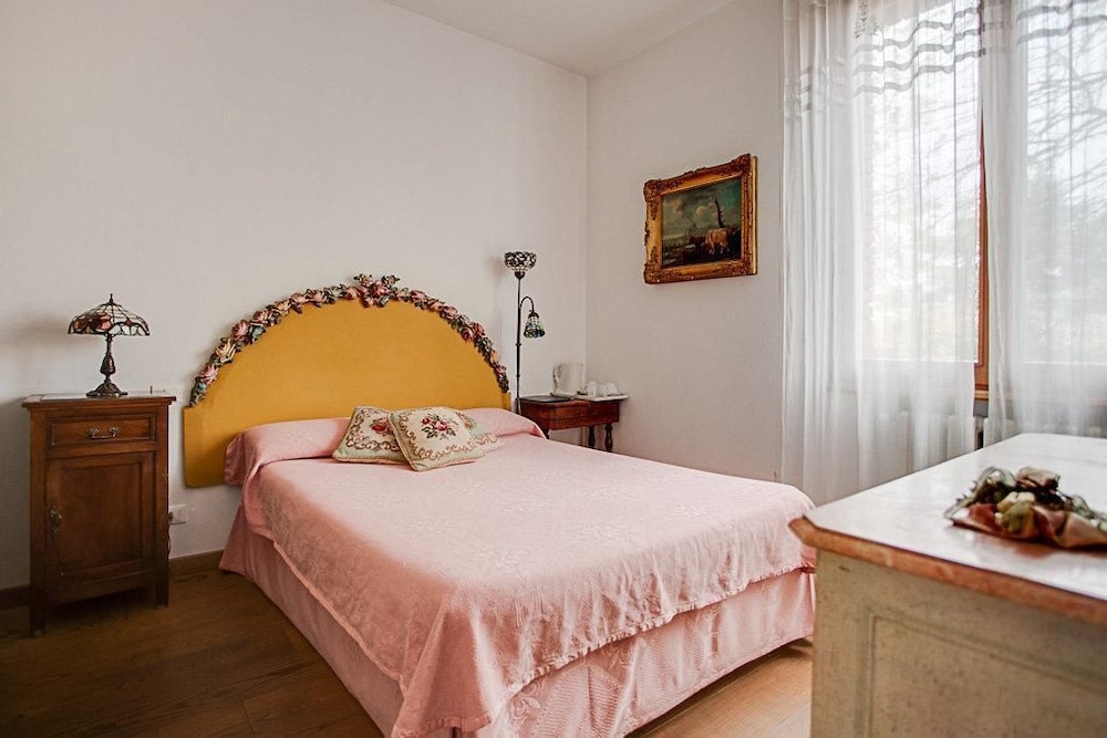 1 King Bed, Mobility Accessible Room, Bathtub w/ Grab Bars, Non-Smoking - Photo 2