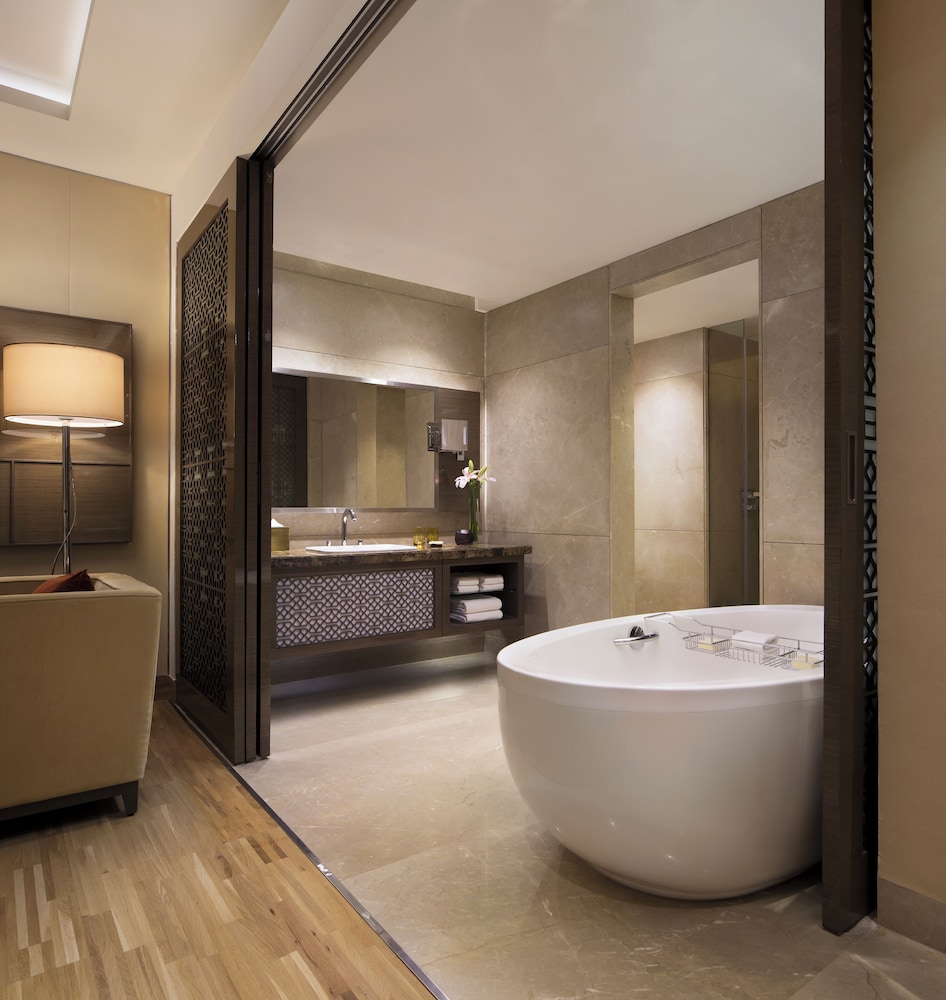 Executive Room, 1 King Bed, Balcony photo 3