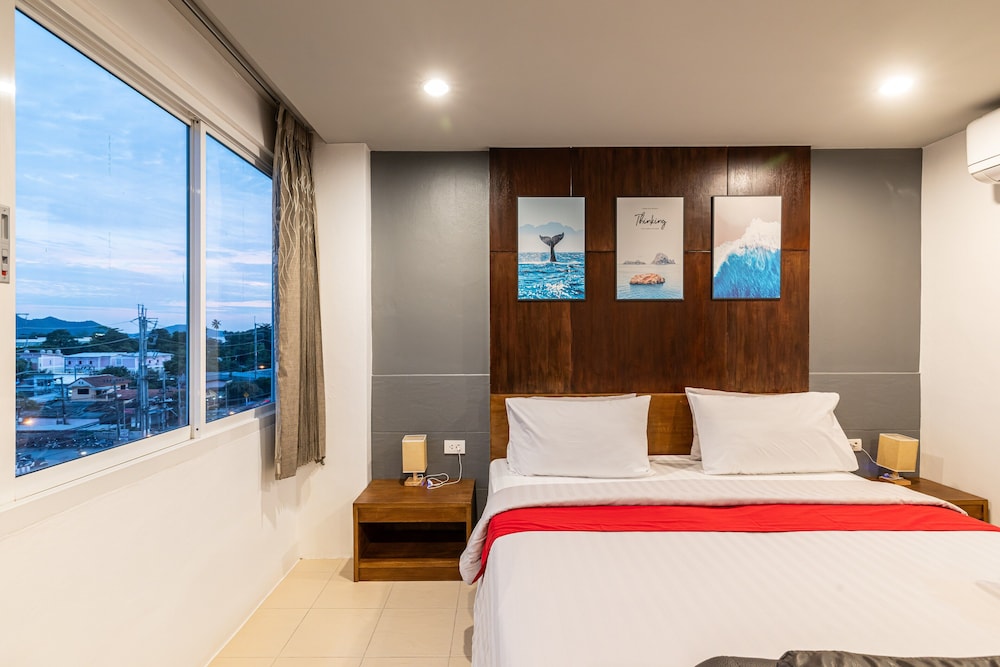 Deluxe Suite, 1 King Bed, Sea View - Photo 4