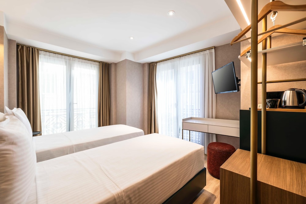 Deluxe Family Room, City View photo 3