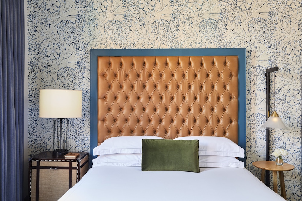 Room, 1 King Bed (Freestanding Bath) thumbnail 5
