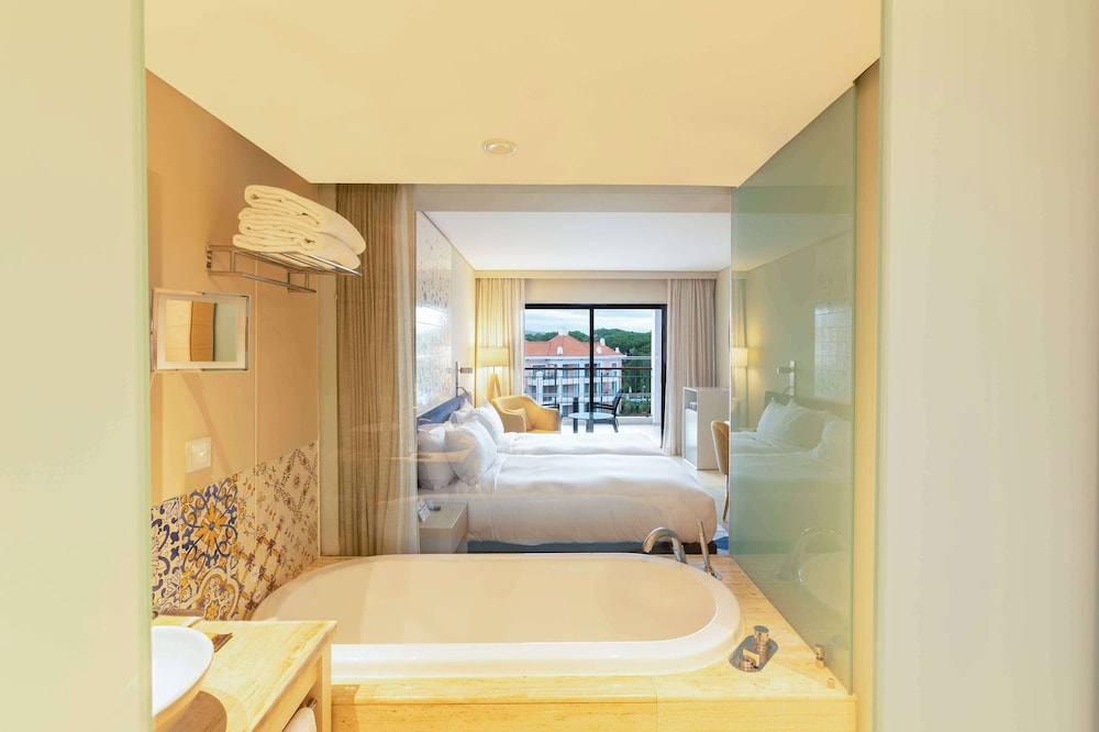 Twin Deluxe Pool View - Photo 4