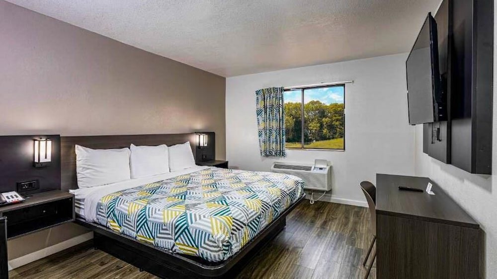 Deluxe Room, 1 Queen Bed, Non Smoking, Refrigerator & Microwave photo 3