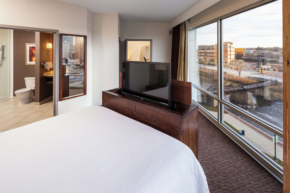 Suite, 1 King Bed, River View (Governor's)