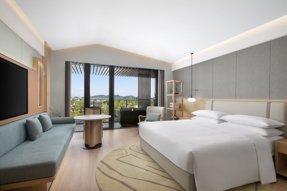Executive Room, 1 King Bed, Balcony, Garden View photo 1
