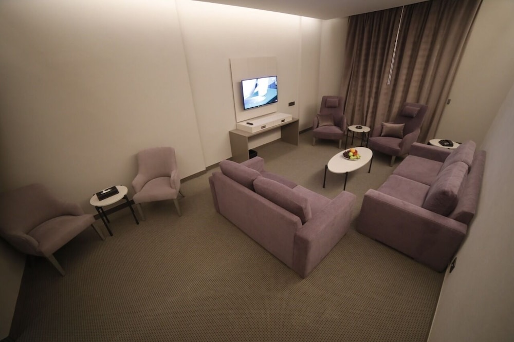 Executive Suite - Photo 7