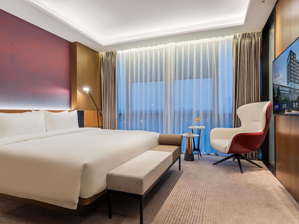 Deluxe Suite, 1 King Bed - Photo 2