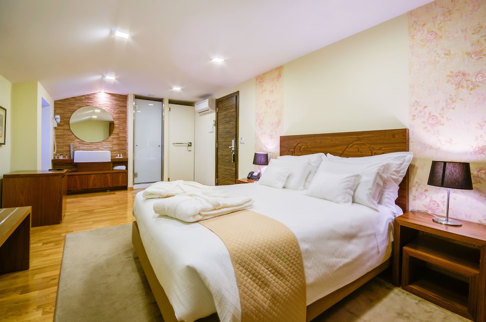 Standard Triple Room (Chiado View) thumbnail 6