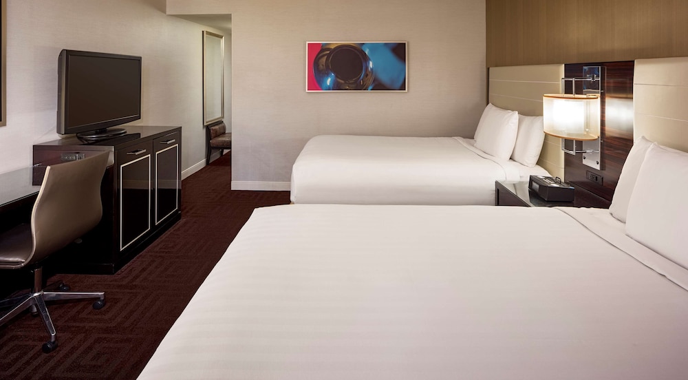 Room, 2 Queen Beds - Photo 5