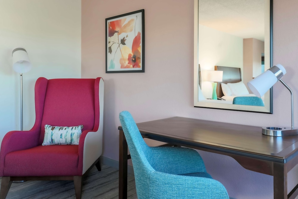 Room, 2 Queen Beds, Accessible (Mobility & Hearing, Roll-In Shower) photo 3