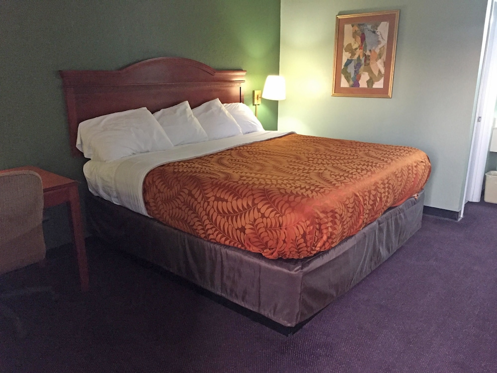 Room, 1 King Bed, Smoking photo 3