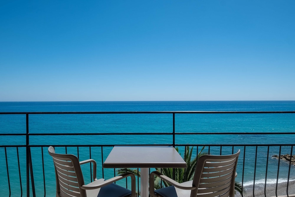 Comfort Room, 1 Queen Bed, Smoking, Sea View