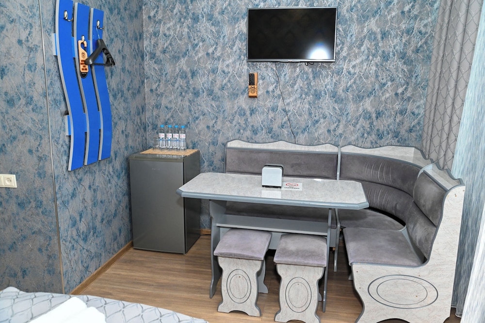 City Quadruple Room photo 3