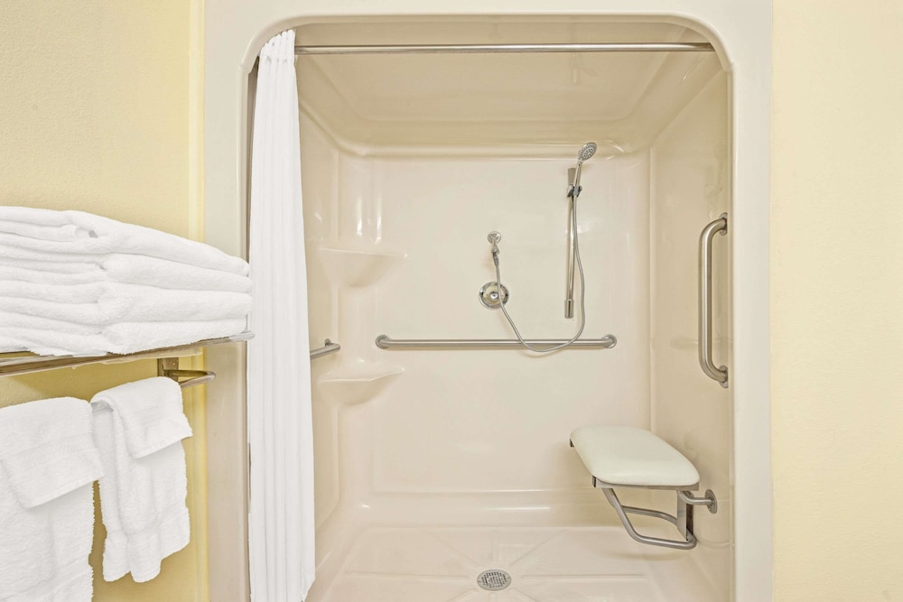 Suite, 1 Queen Bed, Accessible, Non Smoking - Photo 3