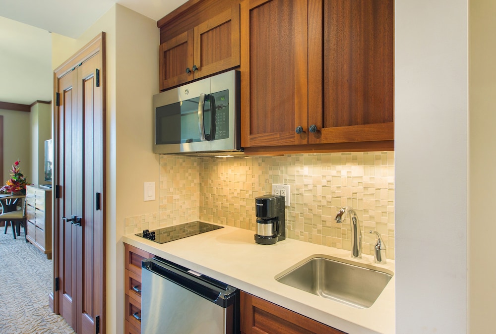 Studio, 1 King Bed with Sofa bed, Transfer Shower, Kitchenette (Mobility Accessible, Island View)